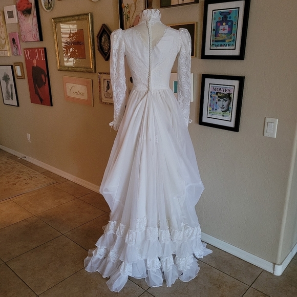 1970's Vintage Union Label White Lace Full Train Wedding‎ Dress - Picture 11 of 13
